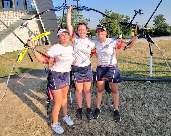 Equipo Recurvo femenino Cadete con las onubenses Marta Aznar y Leticia Romero, medalla de oro en el Europeo en Rumanía.