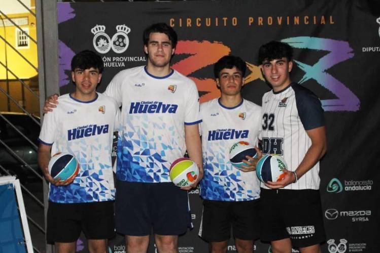 Componentes del equipo Las cabras, vencedor Absoluto en Gibraleón en la primera prueba del Circuito Provincial 3x3 de baloncesto. / Foto: FAB Huelva.