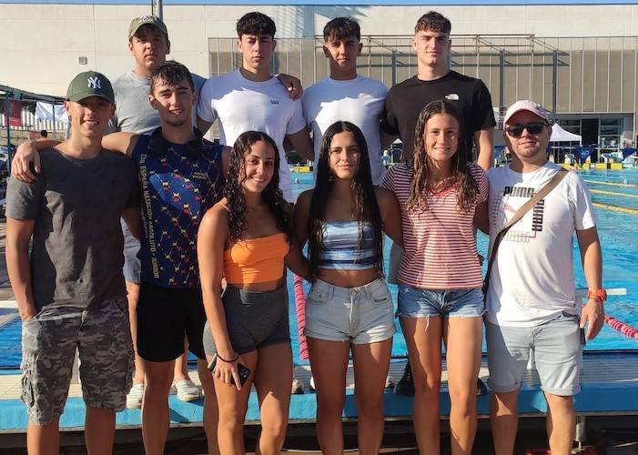 Deportistas del CN Huelva en el XXXIII Campeonato Andalucía Absoluto Júnior Open de Verano de Natación que se celebra este fin de semana en Málaga. / Foto: @CNHUELVA.