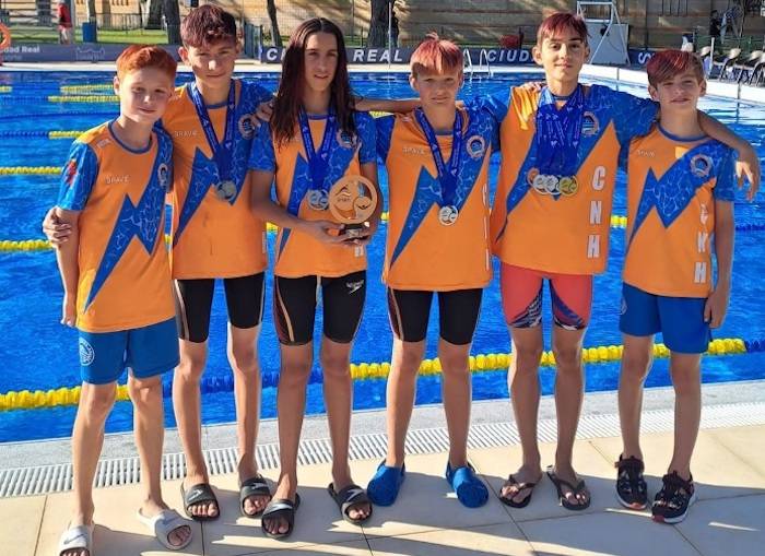 Componentes del Club Natación Huelva que tan buen papel han desarrollado en Ciudad Real en el Campeonato de España Alevín. / Foto: @CNHUELVA.