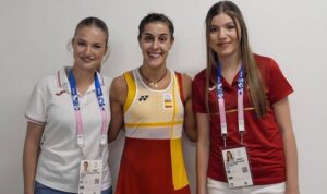 La Princesa de Asturias y la Infanta Sofía con Carolina Marín tras su primer partido en París. / Foto: @CasaReal.