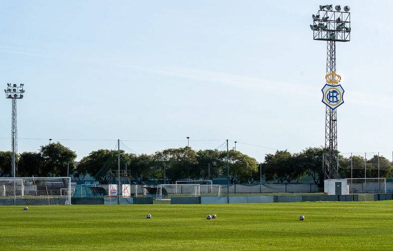 La Ciudad Deportiva 'Francisco Mendoza' albergará este lunes, a partir de las 19:00 horas, el primer entrenamiento de la pretemporada del Recre, abierto a los aficionados. / Foto: www.recreativohuelva.com.