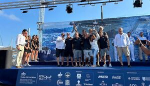 Componentes del DE6 Puerto de Huelva-Varicentro en el podio recogiendo su premio en el Trofeo SM La Reina que ha tenido lugar en Valencia.