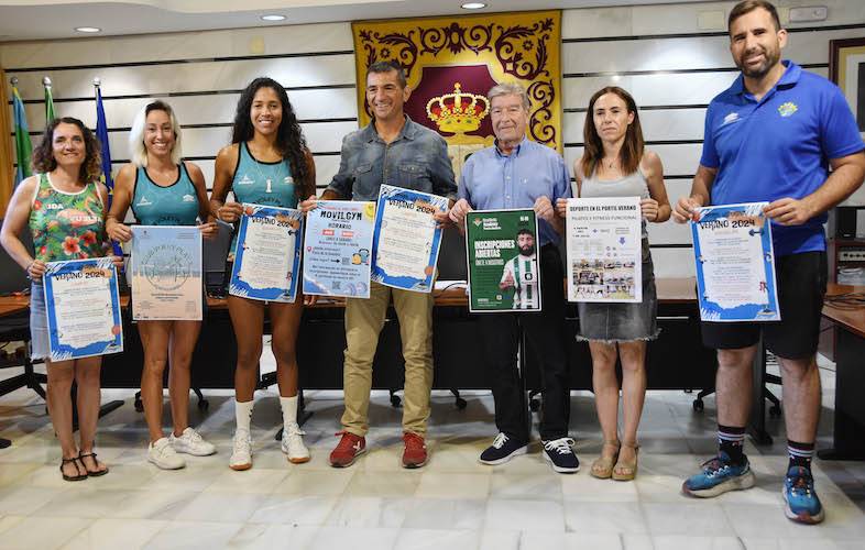 Un momento de la presentación en el Ayuntamiento de Punta Umbría de la oferta deportiva del verano con cinco Campus y siete Escuelas.
