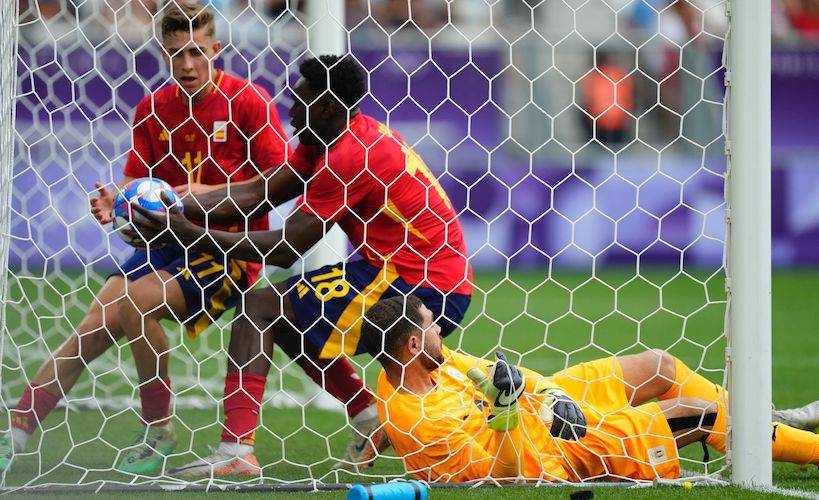 Fermín López y Samu se hacen con el balón para ponerlo en juego lo más rápidamente posible tras el tanto del segundo. / Foto: @SEFutbol.