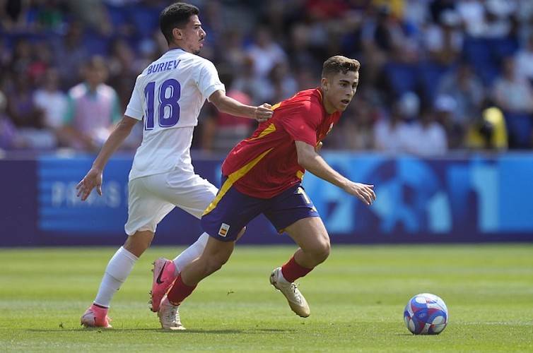 Fermín López, en una acción del partido entre España y Ubekistán que acabó con la victoria hispana por 2-1. / Foto: @SEFutbol.