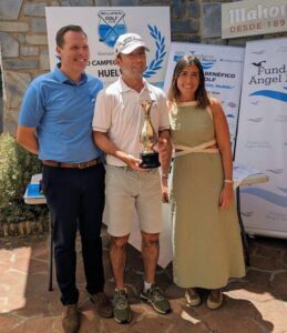 Isidro Villegas Peña, ganador de la Primera Categoría, con el trofeo recibido.