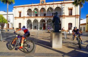 La organización dispuso de un circuito urbano bonito y divertido con obligado pase por la puerta del Ayuntamiento de Moguer. / Foto: José Luis Perera-Artefacto Speaker-Organización.