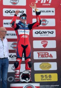El piloto onubense del JBD Competición en el podio con el trofeo logrado en la prueba celebrada en el Circuito Internazionale de Busca, cercano a Turín.