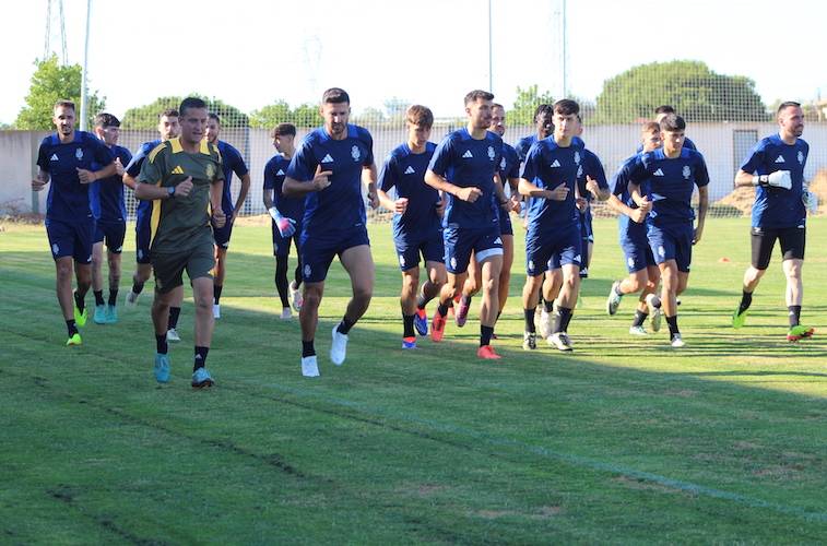 El Recre comenzó los entrenamiento en la Ciudad Deportiva 'Francisco Mendoza' co la vista puesta en la temporada 2024-25. / Foto: G. N.