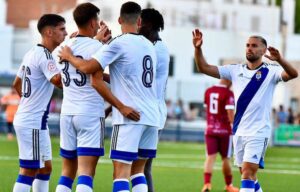 Los jugadores del Recre celebran el gol de Kai Aparisi, jugador que había ingresado en el terreno de juego momentos antes. / Foto: @recreoficial.