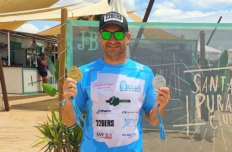 Rubén Gutiérrez con las dos medallas que se colgó en la IX Travesía a Nado de Santa Pura en La Antilla.