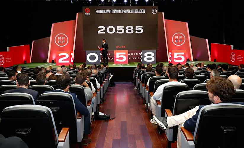 La opción 20.585 de calendario fue la que salió en el sorteo y que deparó que el Recre empezaría la Liga regular en Mérida y la acabaría en Fuenlabrada. / Foto: www.rfef.es.