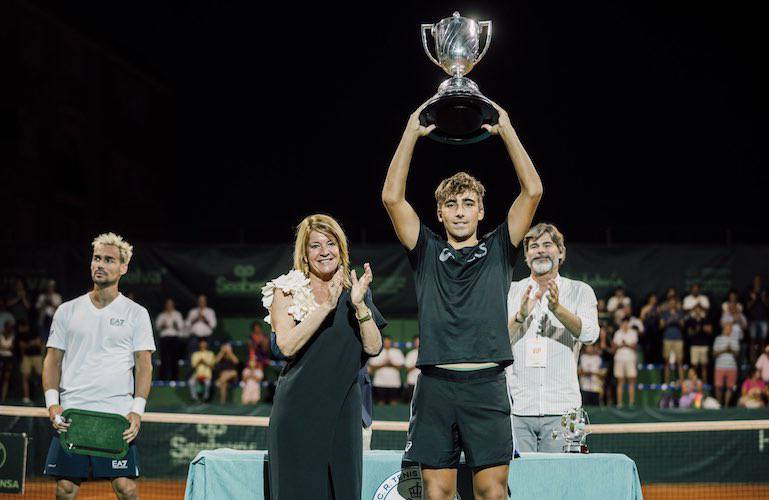 Dani Mérida, joven jugador madrileño de 19 año, levanta el trofeo como ganador de la 99ª Copa del Rey de Tenis. / Foto: @AytoHuelva.