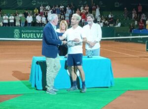 Fabio Fognini recibe de manos del presidente del Recreativo de Tenis, Rafael Romero, una placa que le acredita como subcampeón. / Foto: G. J. A.