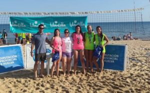 Las dos primeras parejas Senior femenina en el torneo de vóley playa celebrado en Islantilla y que abrió el XXVI Circuito Provincial.