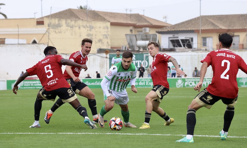 Zelu, ya jugador del Recre, en una acción durante el partido de la pasada temporada entre el Atlético Sanluqueño y el Real Murcia. / Foto: @atcosanluqueno.