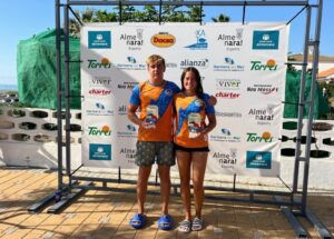 Cristian Rodríguez y Aitana Gómez con los trofeos logrados en la prueba disputada en Almenara (Castellón). / Foto: @CNHUELVA.