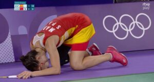 Carolina llora desconsolada tras sufrir la lesión que le obligó a retirarse cuando tenía la final de los Juegos en sus manos. / Foto: Captura RTVE play.