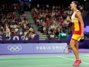 Carolina Marín sufrió para derrotar a la norteamericana Zhang y acceder a los cuartos de final del torneo individual femenino de bádminton de los JJOO de París. / Foto:@BadmintonESP.