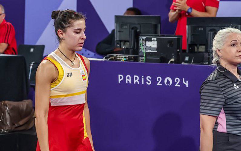 Carolina Marín llora en el momento de su retirada por lesión en el partido del domingo en París. / Foto: Badminton Photo.