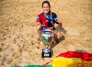 La onubense Cristina Domínguez, con el trofeo de campeón de la Liga de Italia de fútbol playa conquistado este fin de semana.