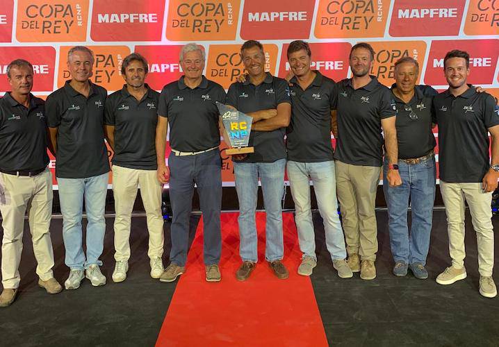 La tripulación del DE6 Puerto de Huelva-Varicentro con el trofeo de subcampeón de la Copa del Rey Mapfre disputada en Palma de Mallorca.