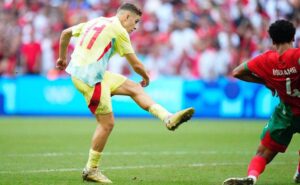 Fermín López, en el momento del remate que significó el empate a un gol abriendo las puertas al triunfo de España. / Foto: @SEFutbol.