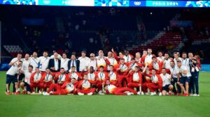 La selección española de fútbol posa con la medalla de oro lograda en los Juegos Olímpicos de París. / Foto: @SEFutbol.