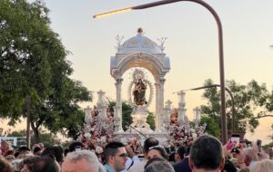 La Virgen de la Cinta recibe el cariño de los onubenses en su caminar a La Merced La Virgen de la Cinta salió del Santuario alrededor de las 6:55 de la mañana, cuando aún no había amanecido.