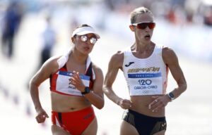 Laura García-Caro en pleno esfuerzo durante la prueba de los 20 kilómetros marcha femeninos de los Juegos Olímpicos de París. / Foto: @atletismoRFEA.