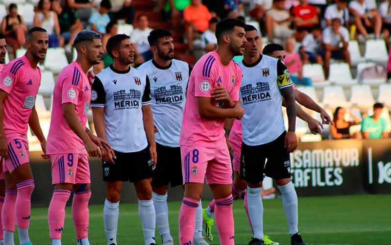 El Recre 'rescató' en Mérida un punto in extremis tras empatar a tres goles un partido que llegó a perder por 3-0. / Foto: @Merida_AD.