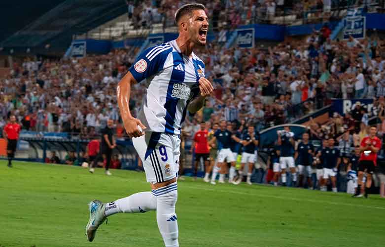 Caye Quintana celebra con rabia el gol que anotó y que en ese momento ponía en ventaja al Recre ante el Alcoyano. / Foto: @recreoficial.