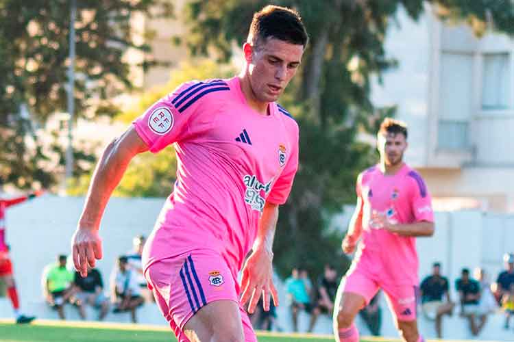 David del Pozo, en una acción del partido del viernes entre el Recre y el Xerez DFC en Cartaya. / Foto: @recreoficial.