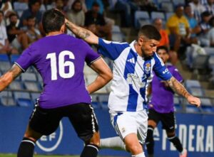 Antonio Domínguez intenta el remate ante la oposición del cordobesista Martínez. / Foto: @recreoficial.