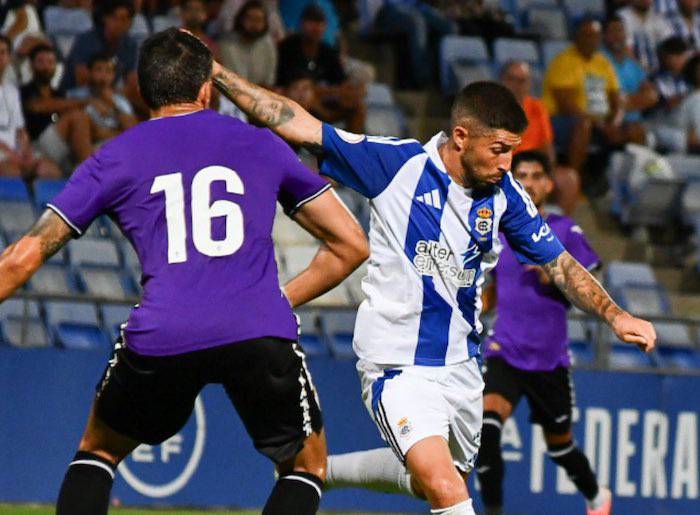 Antonio Domínguez intenta el remate ante la oposición del cordobesista Martínez. / Foto: @recreoficial.