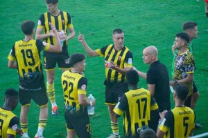 Los jugadores aurinegros en la pausa por la hidratación durante el partido con el Bollullos de Trofeo San Roque. / Foto: @SanRoqueLepe.