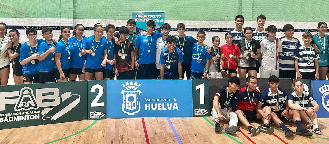 Los diversos medallistas del Andalucía Top TTR Sub 15 y Sub 19 celebrado en el Polideportivo 'Diego Lobato' de Huelva.