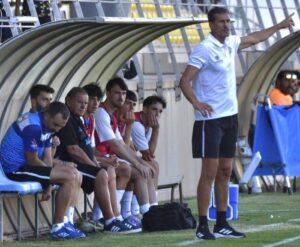 Antonio Calle, nuevo técnico del Bollullos, en un partido de esta pretemporada. / Foto: @bollulloscf1933.