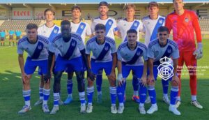 Formación de salida del Atlético Onubense en el Ciudad de Lepe, donde perdió (1-0) con el San Roque. / Foto: @recreoficial.