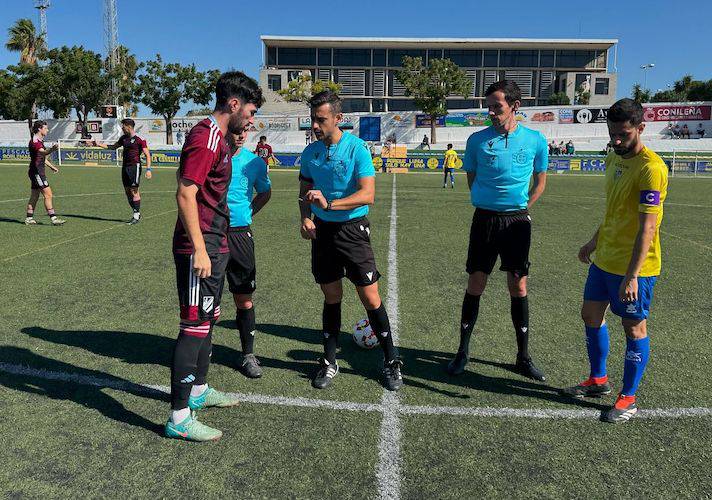 Prolegómenos del partido entre el Conil y el Atlético Onubense saldado en favor del primero por un gol de penalti en el tiempo añadido. / Foto: Conil CF.