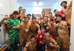 Alegría de los jugadores del Ayamonte al término de su partido en Rociana, donde logró un gran triunfo (3-4). / Foto: @ayamonte_cf.