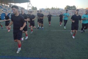 Los jugadores del Ayamonte, tras el varapalo sufrido en el estreno, han trabajado duro para enmendar la plana en Rociana. / Foto: J. L. Rúa.