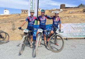 Podio masculino de la segunda cita del Circuito Diputación de Huelva de BTT XCO 2024 disputada en Puebla de Guzmán.