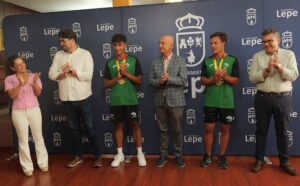 Los jugadores de balonmano Manuel Beaus y Sergio Rodríguez, deportistas masculinos destacados en la Gala del Deporte de Lepe 2024.