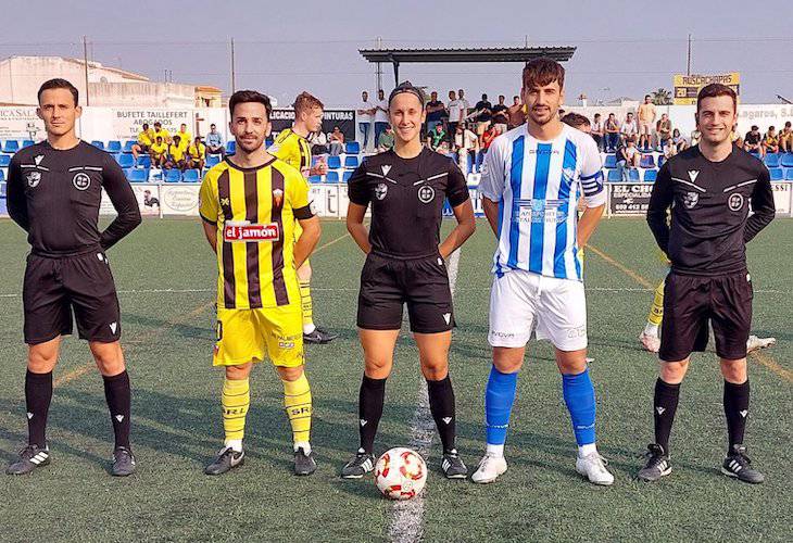 Prolegómenos del partido entre el Bollullos y el San Roque que concluyó con empate a cero. / Foto: @bollulloscf1933.