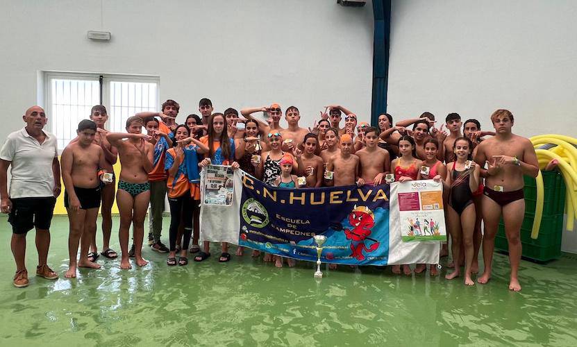 Representantes del CN Huelva en la 4ª edición de las '24 Horas de Nado Solidario', evento que ha tenido lugar este fin de semana en Bollullos del Condado'. / Foto: @CNHUELVA.