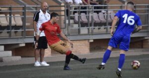 El Ayamonte de Cándido Rosado, que no podrá sentarse en el banquillo por sanción, quiere sorprender al UB Viso en su feudo. / Foto: @ayamonte_cf.