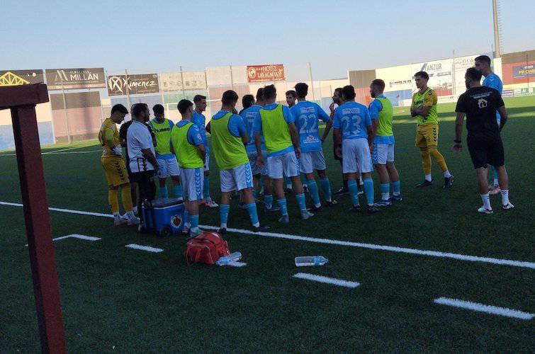 Los jugadores del Cartaya durante una pausa para la hidratación en su aciago partido en Puente Genil. / Foto: @AD_Cartaya.