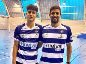 David Carvajal -izquierda- junto a su entrenador Eliezer Ojeda durante su concentración en Mieres (Asturias) con la selección española Sub 17. / Foto: @CBIESLAORDEN.